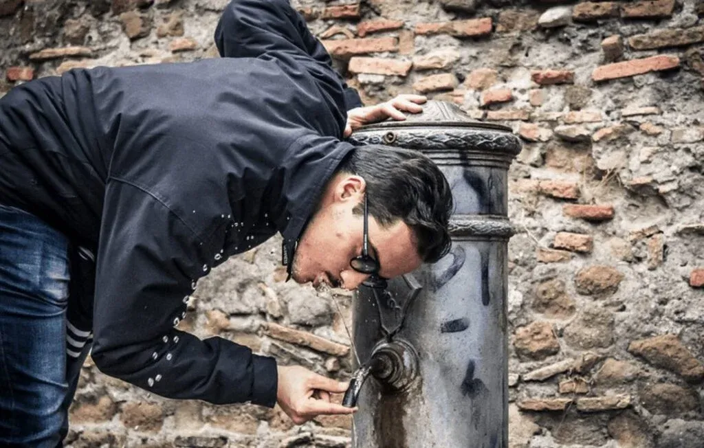 Drinking-from-a-nasone-fountain-in-Rome