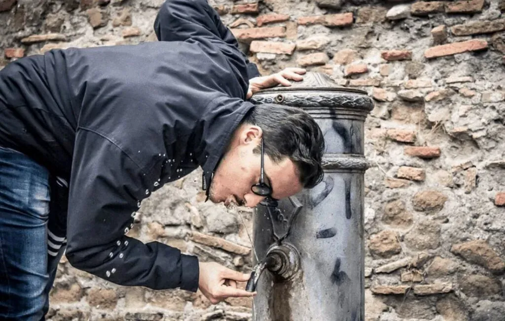 Drinking-from-a-nasone-fountain-in-Rome