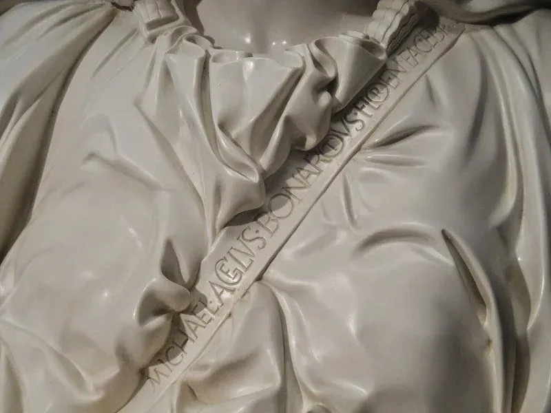 Michelangelo-signature-on-the-Pietà