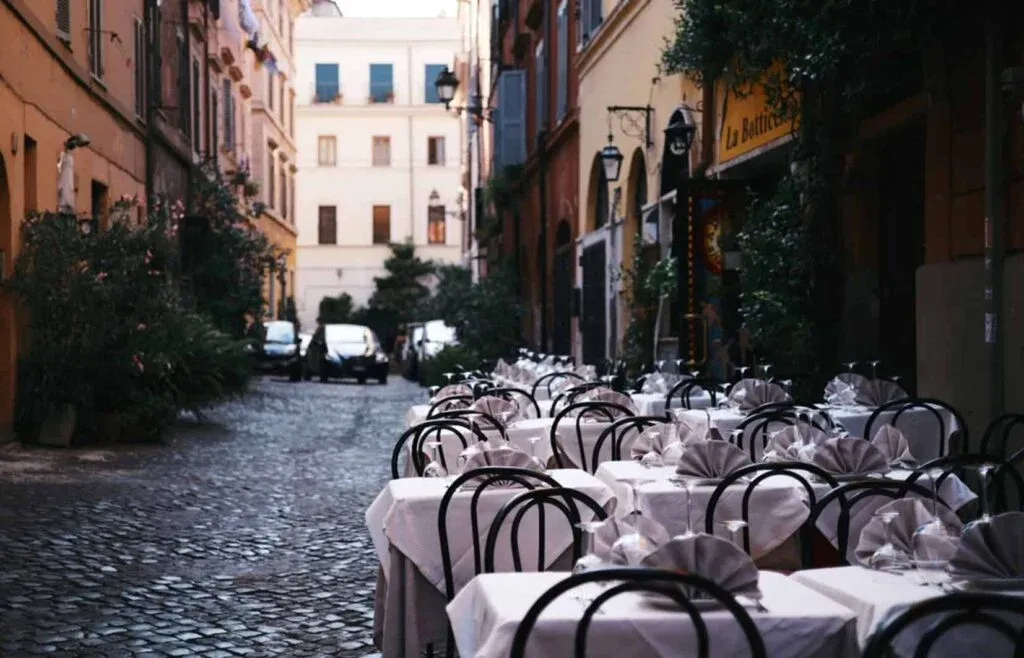 Restaurant-in-the-backstreets-of-Rome--1024x658